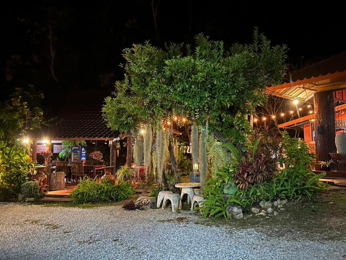 นพรัตน์การ์เด้นฮิลล์ Hotel Uthai Thani Exterior foto